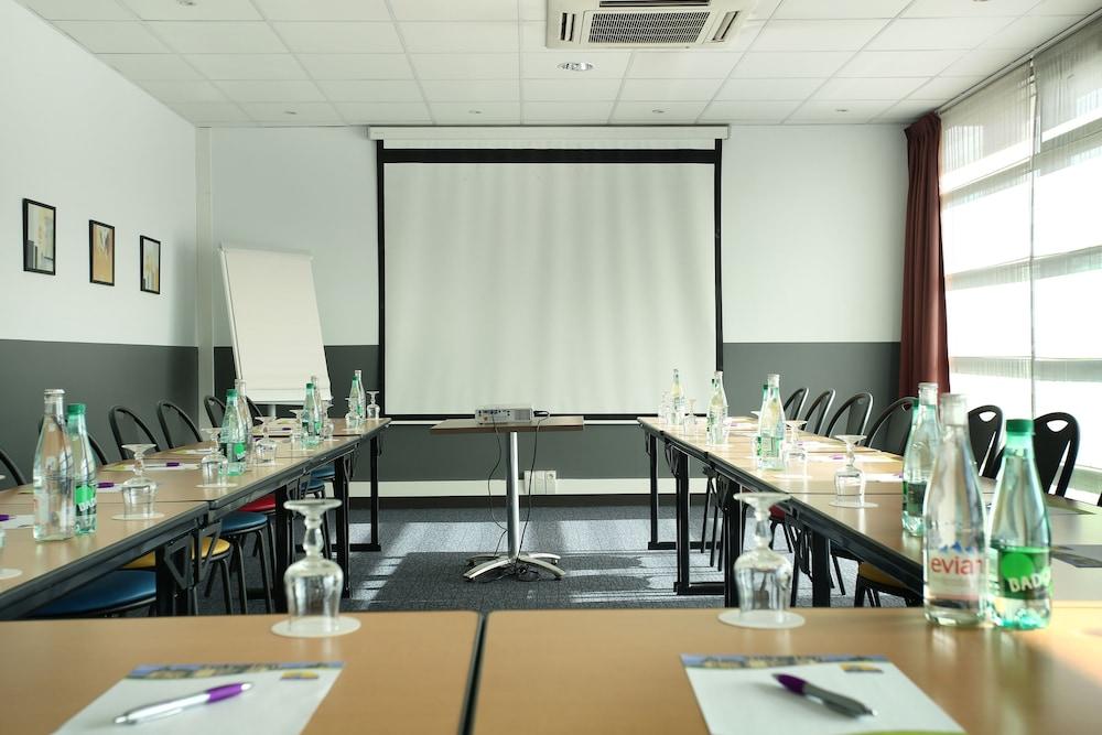 Apart-hotel Suite-home Orleans-saran Saran